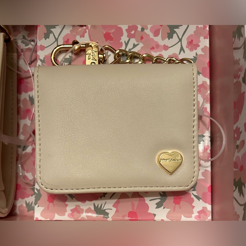 *New* Betsey Johnson Cream and Pearl 3 Piece Gift Set - Picture 10 of 16